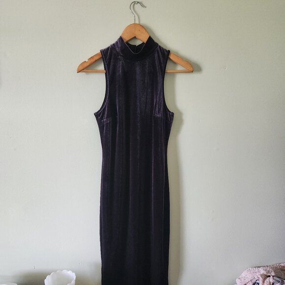 Regal high-necked purple velvet dress - Picture 1 of 3